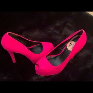 Size 7.5 fuschia pink heels (worn once)
